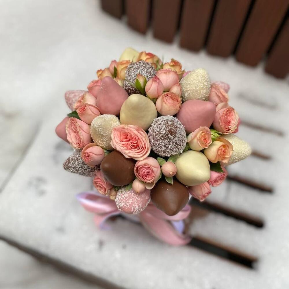 Съедобный букет из клубники в шоколаде и кустовых роз в шляпной коробке