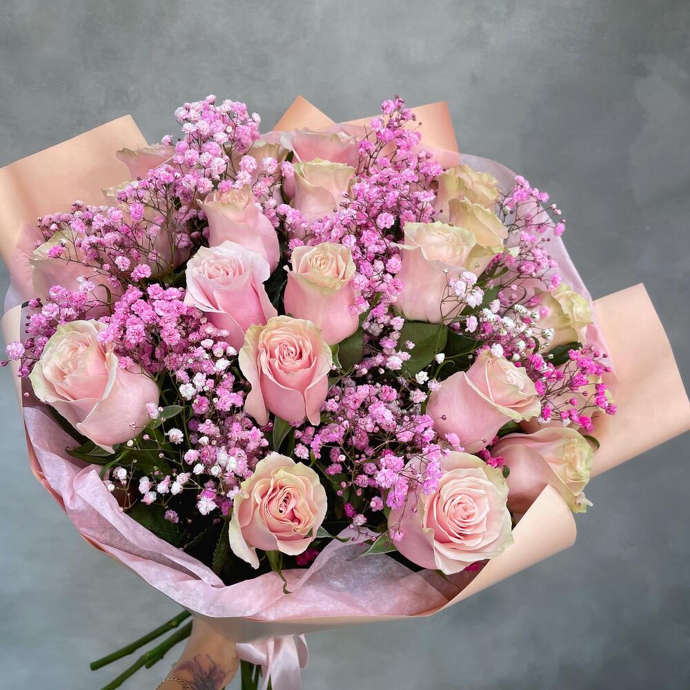 Розовые розы с гипсофилой Розовые розы с гипсофилой