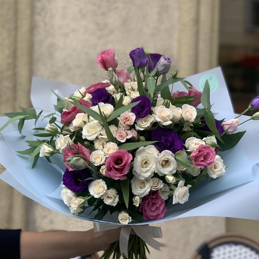 Spray roses and eustoma