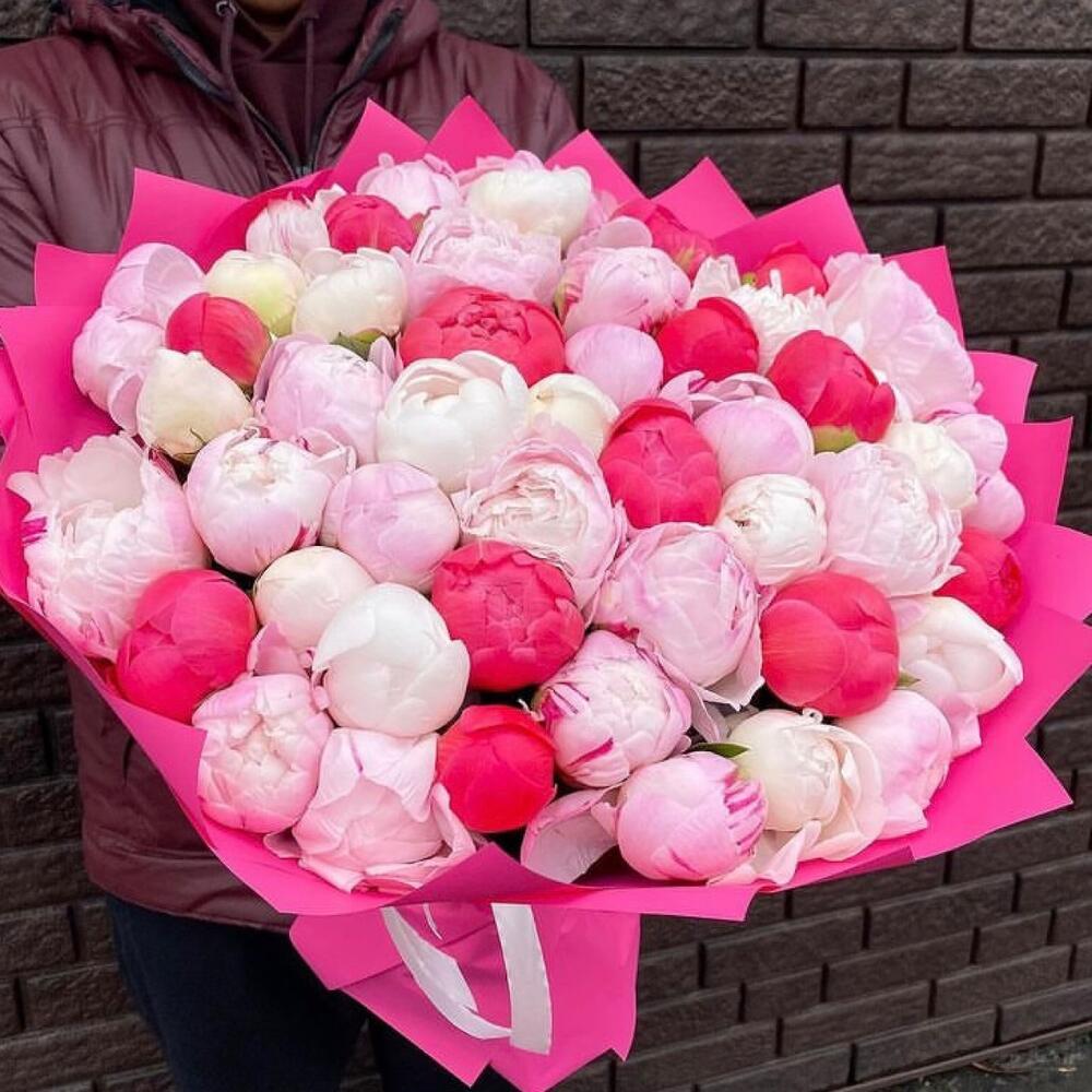 Букет из 75 пион микс